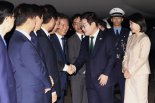 뉴욕行 李대통령 부부 귀국…정청래 대표 등 여권 지도부 영접