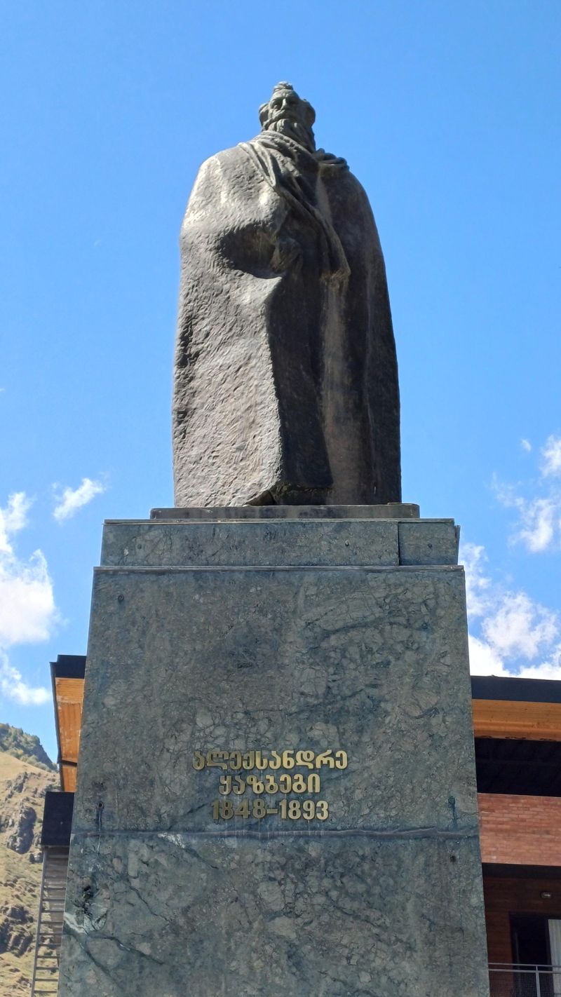 카즈베기 시내에 있는 동상. 