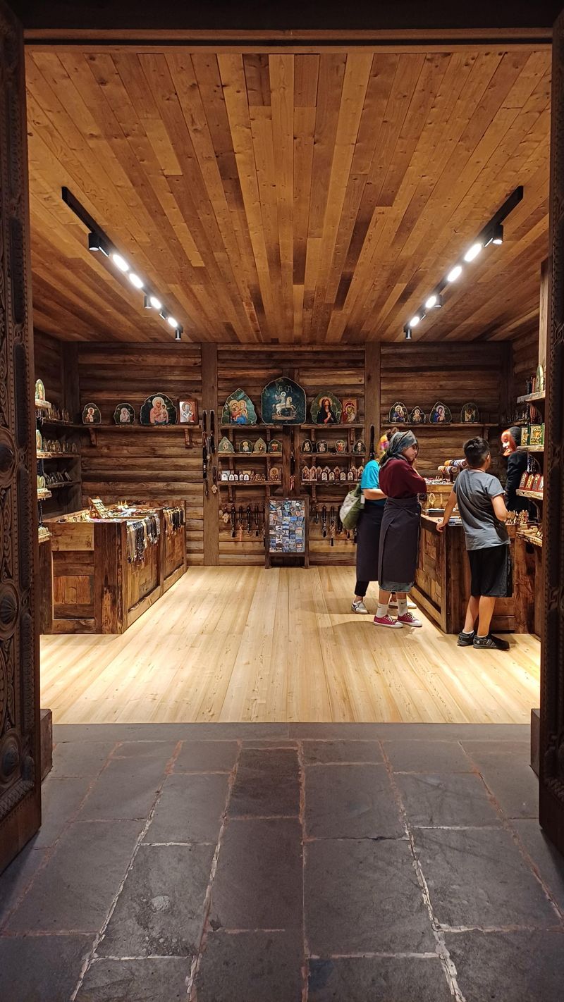 다리알리 수도원 내부의 기념품 가게. 