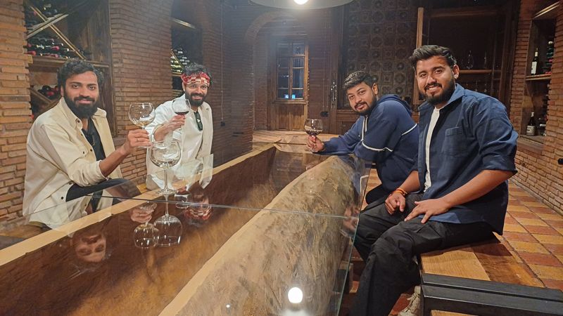 다리알리 수도원 와이너리를 찾은 인도인 관광객들. 