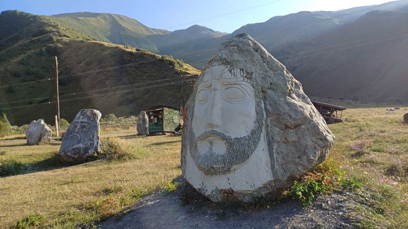 메라브 피라니슈빌리의 거대한 조각상. 