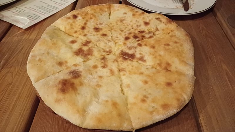 밀가루 사이에 치즈를 넣어 만든 조지아 전통음식 하차푸리 