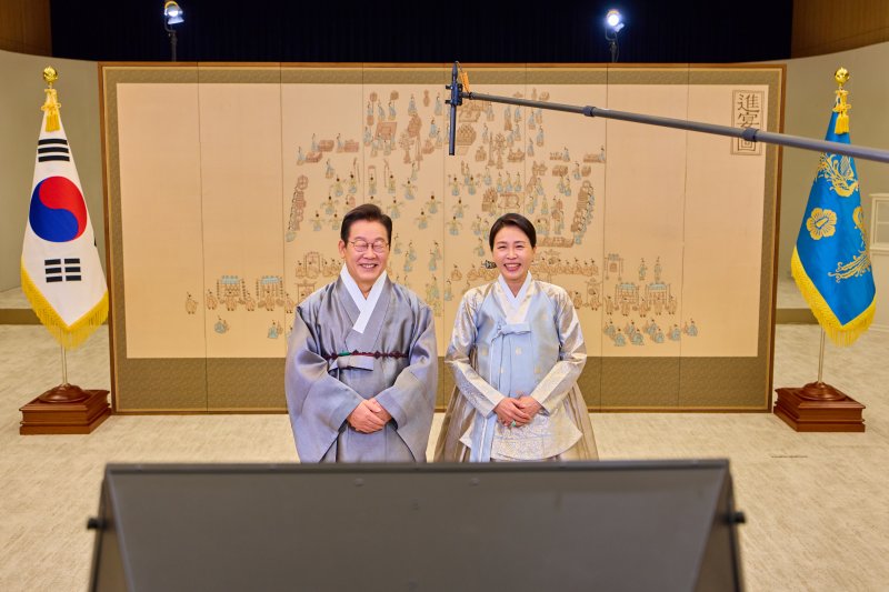 대통령실은 7일 이재명 대통령과 김혜경 여사가 영상 메시지를 통해 국민들에게 추석 명절 인사를 하고 있는 모습을 SNS를 통해 공개했다. 뉴스1