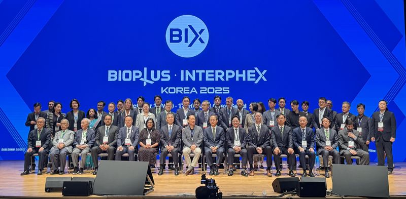전세계 바이오 산업 관계자들이 15일 한국바이오협회 주관으로 서울 삼성동 코엑스에서 진행된 바이오플러스인터팩스 코리아(BIX) 2025에 참석해 기념 촬영을 하고 있다. 사진&#x3D;최혜림 기자
