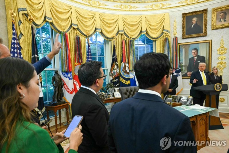 도널드 트럼프 미국 대통령이 15일(현지시간) 미 워싱턴DC 백악관에서 기자들의 질문에 답하고 있다.연합뉴스)