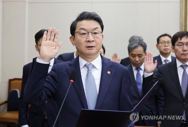 이억원 금융위원장이 20일 서울 여의도 국회에서 열린 정무위원회 금융위원회 등에 대한 국정감사에 출석해 증인선서하고 있다. 뉴스1 제공.