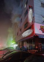 이웃이 바퀴벌레 잡으려다 낸 불에..'2개월 아기' 대피시키고 엄마 '추락사'