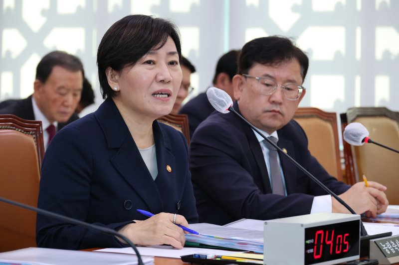 송미령 농림축산식품부 장관이 28일 서울 여의도 국회에서 열린 농림축산식품해양수산위원회 국정감사에서 질의에 답하고 있다. 뉴시스