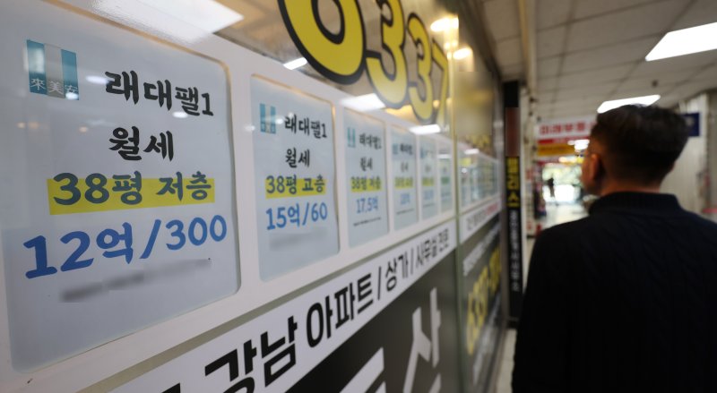 강화된 대출규제 영향 등으로 &#39;전세의 월세화&#39;가 가속하는 가운데 수도권 아파트 월세가격 상승률이 최근 10년간 최고치를 기록한 것으로 나타났다. 28일 분양평가 전문회사 리얼하우스가 KB국민은행 월간 시계열 자료를 분석한 결과 올 1∼9월 기준 수도권 아파트 월세 상승률은 6.27%로 집계됐다. 서울이 7.25%, 경기 5.23%, 인천은 7.8%의 상승률을 보였다. 사진은 이날 서울 강남 한 부동산 중개업소 월세 매물 게시판. 2025.10.28 &#x2F;연합뉴스