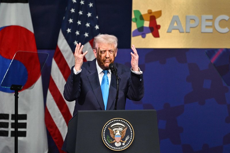 미국의 도널드 트럼프 대통령이 29일 경북 경주에서 열린 '2025 아시아태평양경제협의체(APEC) 최고경영자(CEO) 서밋' 행사에서 연설하고 있다.AFP연합뉴스