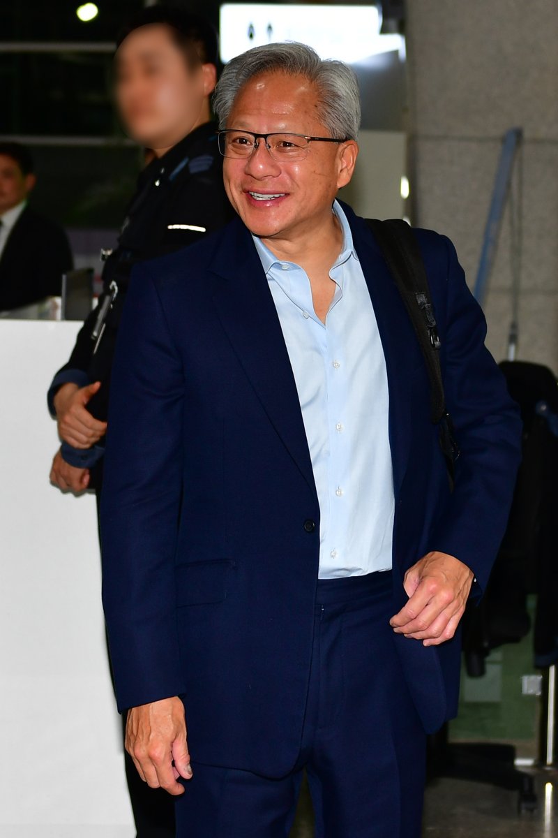 젠슨 황 엔비디아 창립자 겸 CEO 젠슨 황이 31일 오후 경북 경주시에서 열린 아시아태평양 경제협력체(APEC) APEC일정을 마친 후 포항경주공항을 통해 영국 런던으로 출국하기에 앞서 시민들과 인사를 나누고 있다.     사진=뉴스1화상