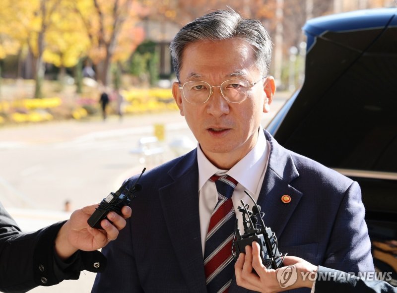 검찰이 대장동 개발비리 사건에 대한 항소를 포기하면서 정치적 논란이 일고 있다. 정성호 법무부 장관은 10일 도어스테핑에서 &quot;여러 가지를 고려해 합리적으로 판단하라는 정도의 의사표현을 했으나 지침을 준 바는 없다&quot;고 했다. &#x2F;사진&#x3D;연합뉴스