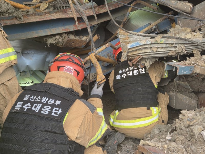 14일 오후 울산화력발전소 붕괴 현장에서 구조대원들이 마지막 매몰자를 찾기 위해 수색구조작업을 하고 있다. 소방청 제공