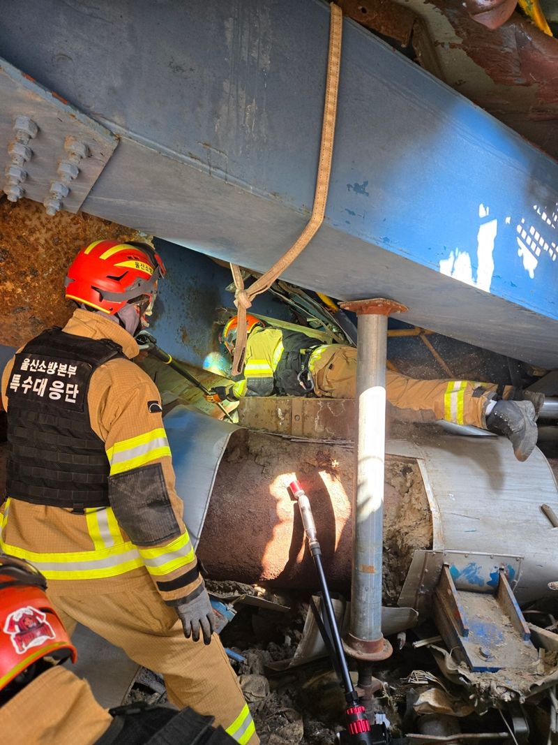 14일 오후 울산화력발전 붕괴 사고 현장에서 마지막 실종자를 찾기 위해 수색 작업이 펼쳐지고 있다. 구조대는 이날 오후 8시 49분께 실종자의 위치를 파악한 뒤 9시 57분$께 60대 김모씨의 시신을 수습했다. 울산소방본부 제공