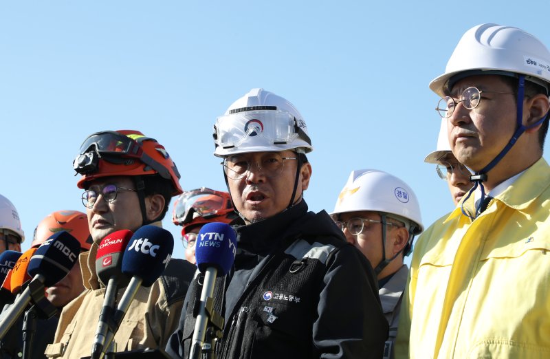 김영훈 고용노동부 장관이 15일 한국동서발전 울산화력발전소 후문 앞에서 보일러 타워 붕괴사고 관련 최종 브리핑을 열고 향후 수사 방향 등에 대해 말하고 있다. 뉴스1