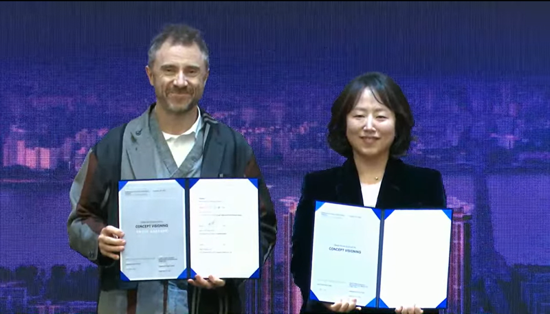 여의도 대교아파트 재건축 조합이 15일 총회를 열고 삼성물산을 시공사로 선정했다. 사진은 건축가 토머스 헤더윅(왼쪽)과 정희선 조합장이 협약 체결 후 기념촬영을 하는 모습. 사진&#x3D;유튜브 생중계 갈무리