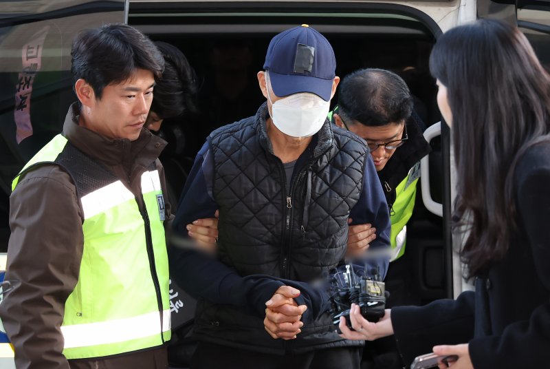 부천 제일시장에서 1t 트럭으로 돌진 사고를 낸 60대 운전자 A씨가 15일 오후 경기 부천시 인천지방법원 부천지원에서 열린 구속 전 피의자 심문(영장실질심사)에 출석하고 있다. 뉴스1