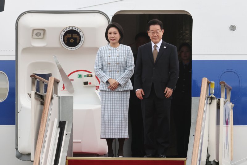 이재명 대통령과 김혜경 여사가 17일 오전 주요 20개국(G20) 정상회의 참석을 계기로 아프리카와 중동 등 4개국 순방을 위해 경기 성남 서울공항에서 공군1호기에 올라 있다. 사진=뉴스1