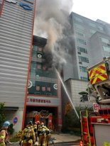 화재진압 소방관 의식불명...시민 11명은 무사히 대피