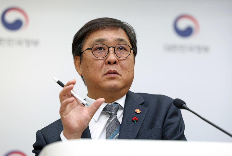 최휘영 문화체육관광부 장관이 16일 세종시 정부세종청사 중앙동 브리핑실에서 2026년도 문화체육관광부 업무보고 관련 브리핑을 하고 있다.뉴스1