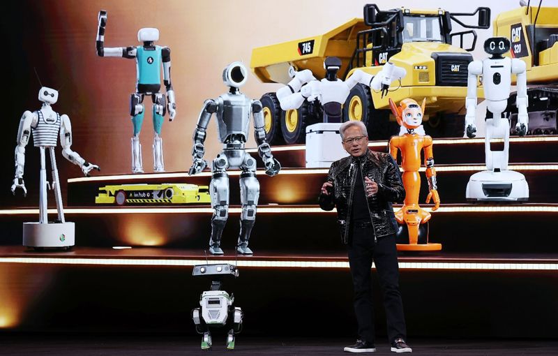 지난달 미국 네바다주 라스베이거스에서 열린 엔비디아 CES 2026 라이브에서 로봇과 함께 기조연설을 하고 있는 젠슨 황 엔비디아 CEO. 사진=뉴시스 