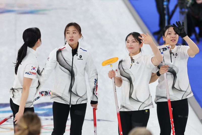 20일(한국시간) 이탈리아 코르티나담페초 컬링 올림픽 스타디움에서 열린 2026 밀라노&middot;코르티나담페초 동계올림픽 여자 컬링 한국과 캐나다 경기에서 7-10으로 패하며 4강 진출 실패한 한국 대표팀 선수들이 관중에 손을 흔들고 있다. 사진=연합뉴스