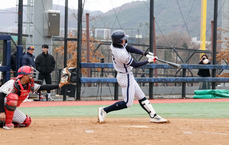 2026 명문고야구열전 세 번째 날인 3일 부산 기장현대차드림볼파크에서 열린 전주고와 서울고의 예선경기에서 서울고 김지우 선수가 타격을 하고 있다. 사진=박범준 기자