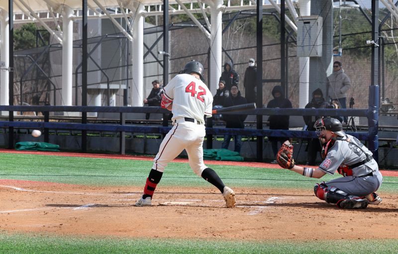 2026 명문고야구열전 세 번째 날인 3일 부산 기장현대차드림볼파크에서 열린 인천고:덕수고의 예선경기에서 덕수고 설재원이 타격하고 있다. 사진=박범준 기자