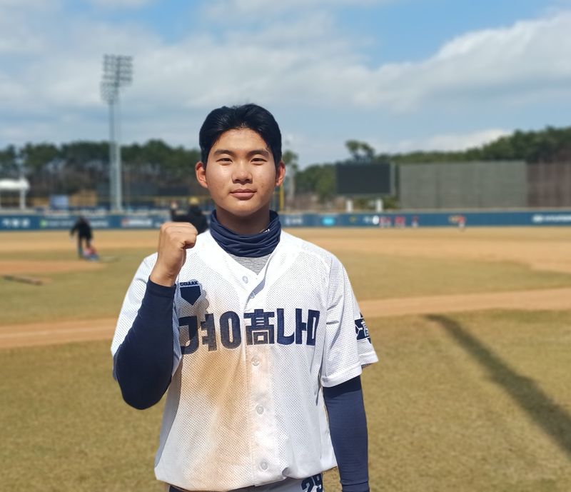 4일 오후 부산 기장현대차드림볼파크 천연구장에서 열린 '2026 명문고 야구열전' 마산고와의 준결승 경기에서 경남고의 이태수가 인터뷰에 응하고 있다. 백창훈 기자