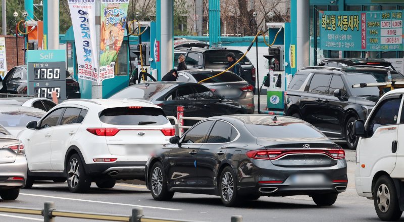 지난 9일 서울 구로구의 한 최저가 주유소에 주유하려는 차량들이 길게 줄지어 서 있다. 뉴시스
