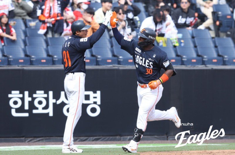 프로야구 한화 이글스 요나단 페라자가 대전 한화생명볼파크에서 열린 2026 신한 쏠뱅크 KBO리그 시범경기 SSG 랜더스전에서 6회 홈런을 친 뒤 베이스를 돌고 있다.한화이글스 제공