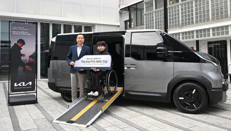 기아가 e스포츠 파트너 팀 디플러스 기아 소속 권재혁 선수에게 휠체어 탑승 승객 이동에 특화된 '더 기아 PV5 WAV'를 15일 전달한 가운데, 정원정 기아 국내사업본부장 부사장(왼쪽)과 권재혁 선수가 서울 성동구 기아 언플러그드 그라운드에서 열린 'PV5 WAV' 전달식에서 기념 촬영을 하고 있다. 사진=현대차그룹 제공