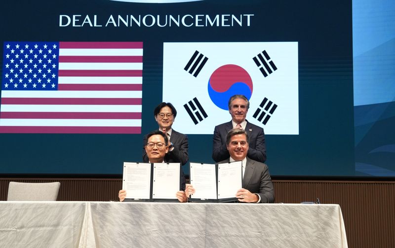 15일 일본 도쿄에서 진행된 한화에어로스페이스와 미국 LNG 생산 기업 벤처 글로벌과의 LNG 장기 구매 계약식에 참석한 김정관 산업통상부 장관, 더그 버검 미국 내무부 장관, 마이클 세이블 벤처 글로벌 대표, 손재일 한화에어로스페이스 대표(왼쪽 위부터 시계방향으로)가 포즈를 취하고 있다. 한화에어로스페이스 제공