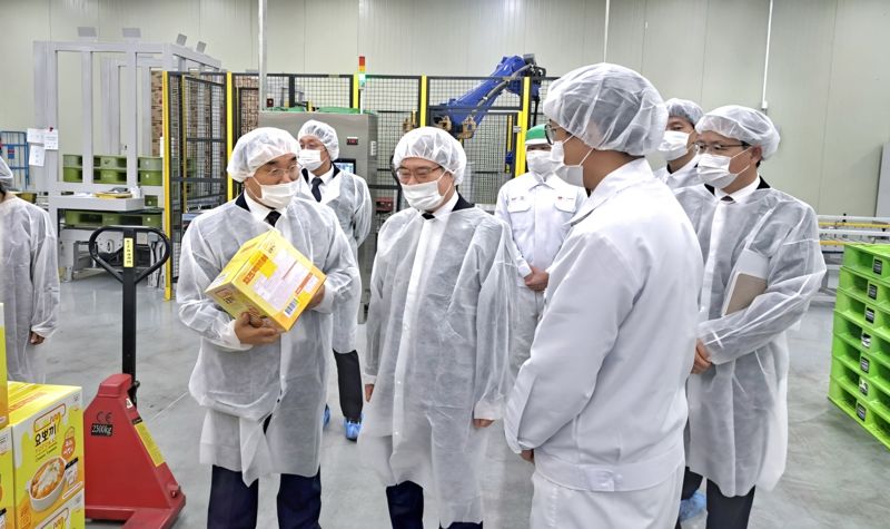 강승준 신용보증기금 이사장(왼쪽 세 번째)이 지난 18일 대구 달서구 농업회사법인(주)영풍을 방문해 중동지역 수출기업의 애로사항을 청취하고 있다. 신보 제공