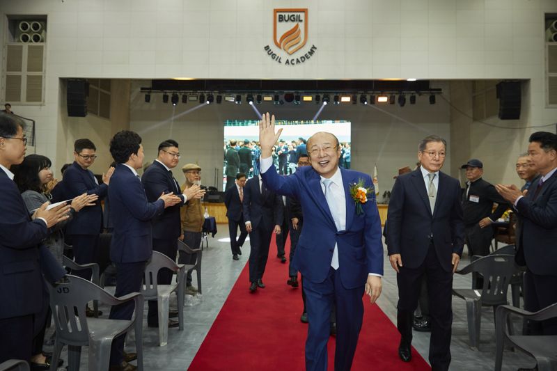 김승연 한화그룹 회장이 지난 4일 충남 천안에서 '북일고 개교 50주년 기념행사'에 참석해 인사를 하고 있다. 한화그룹 제공