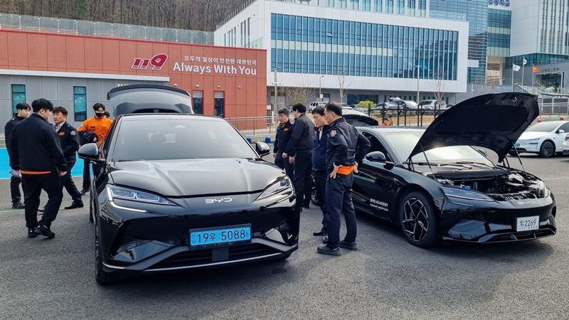 BYD 씨라이언7, 씰을 놓고 전기차 안전 교육을 수강하는 인천 소방공무원들의 모습. 사진=BYD코리아 제공