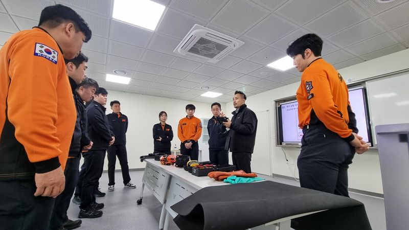 BYD코리아 트레이닝팀 이재혁 이사(오른쪽 두번째)가 교육을 수강하는 인천 소방공무원들에게 전기차 관련 내용에 대해 설명을 하고 있다. 사진=BYD코리아 제공 