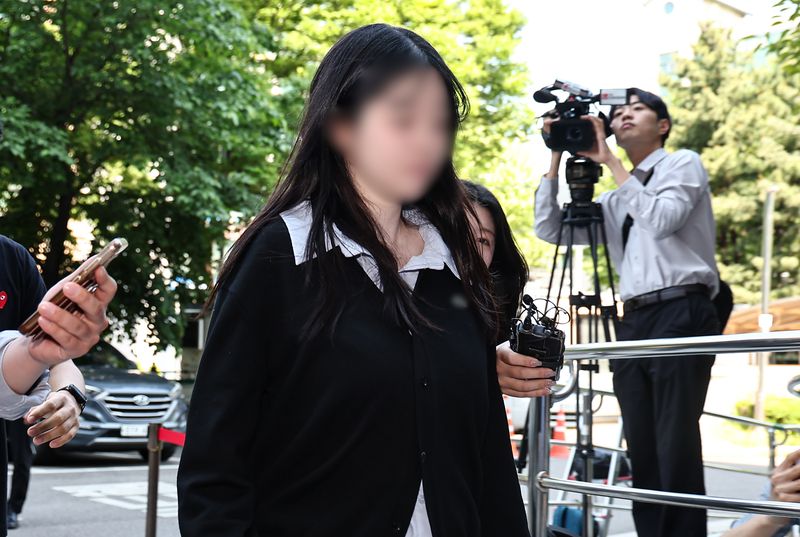 모텔에서 아이를 출산한 뒤 숨지게 한 혐의를 받는 20대 김모씨가 14일 오전 서울 양천구 서울남부지방법원에서 열린 구속 전 피의자 심문(영장실질심사)에 출석하고 있다. 뉴시스