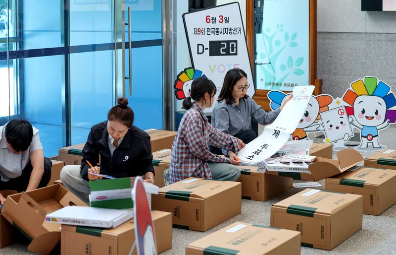 제9회 전국동시지방선거를 20일 앞둔 14일 대구 서구 대구시선거관리위원회에서 관계자들이 투표소 물품세트를 점검하고 있다. 뉴시스