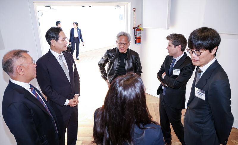정의선 현대차그룹 회장(왼쪽부터 시계방향으로), 이재용 삼성전자 회장, 젠슨 황 엔비디아 최고경영자, 샘 올트먼 오픈AI 최고경영자, 이해진 네이버 의장, 젠슨 황의 딸 매디슨 황 엔비디아 옴니버스&middot;로보틱스 제품 마케팅 수석 이사가 24일(현지시간) 샌프란시스코 더 미드웨이에서 열린 AI 서밋에서 대화를 나누고 있다. 연합뉴스