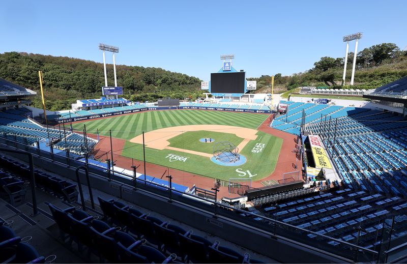 전국을 덮친 기록적인 폭염으로 프로야구 전 경기가 이틀 연속 취소된 지난 6일 오후 대구 수성구 삼성라이온즈파크에서 구장 관계자들이 그라운드를 정비하고 있다. 뉴시스