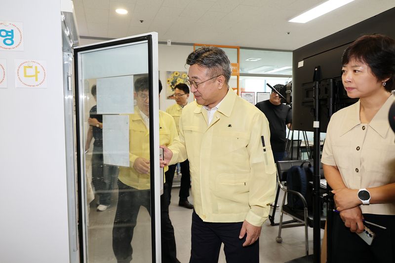 윤호중 행정안전부 장관이 10일 오전 서울 마포구 이동노동자 합정쉼터를 방문해 현장 의견 청취 및 관리실태 등을 점검하고 있다. 행정안전부 제공