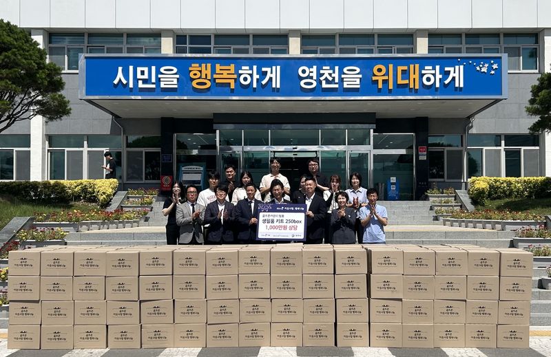 골프존문화재단이 14일 영천시청에서 '2026 골프존 이웃사랑 행복나눔' 후원식을 개최했다 (앞줄 왼쪽 세 번째부터) 골프존카운티 진동진 사업부장, 김병삼 영천시장, 골프존문화재단 박영준 팀장