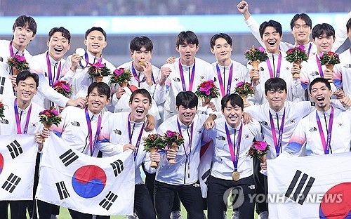 2023년 항저우 아시안게임에서 3연속 금메달을 거머쥔 한국 축구팀의 모습. 사진=연합뉴스