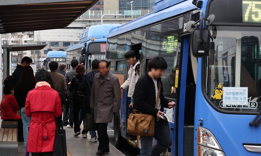 퇴근길 버스는 정상… 출근대란 겪은 서울 시민들 '안도'[현장르포]