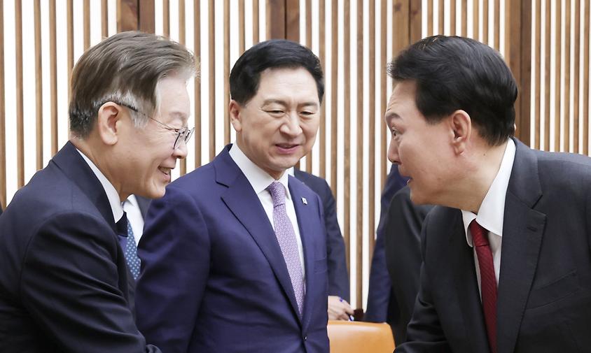 '윤·이' 영수회담 2차 실무회동…특검·민생지원금 등 의제 논의