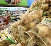 "외식물가 비상"…수입 마늘값 1년 새 50% 급등