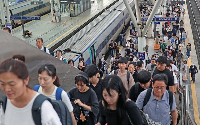 "고향의 정 가득 안고 집으로 와요" ...서울역 귀경객 모습