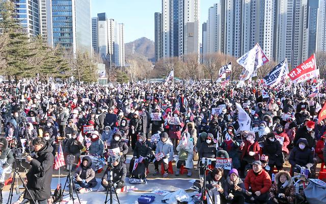 과천 공수처 앞으로 다시 모인 대통령 지지자들