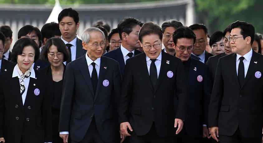 이재명 "임기 단축 개헌 신중해야…내년 지선 때가 가장 합리적"